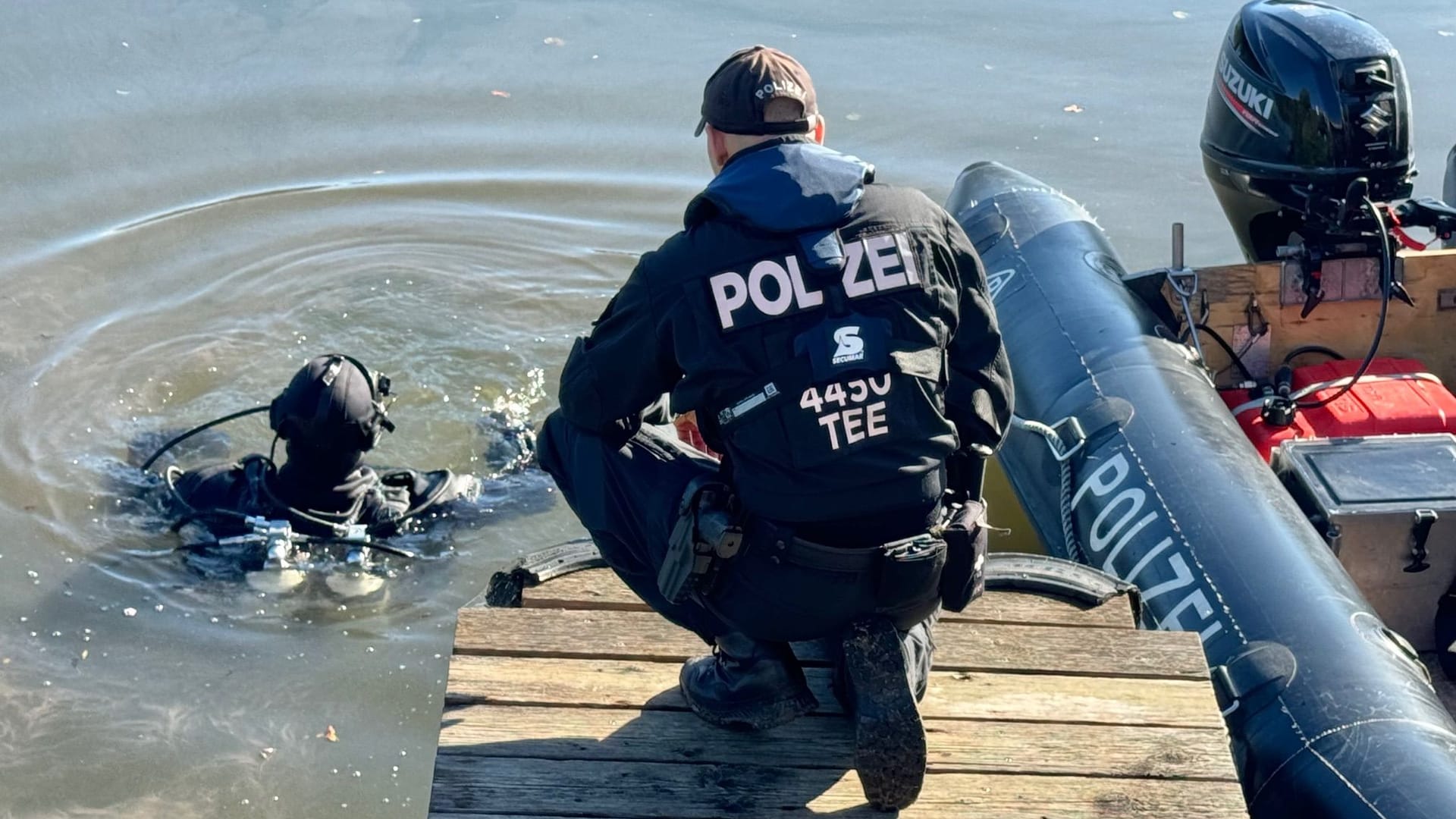 Ein Taucher im Happurger Baggersee: Das trübe Wasser erschwert den Einsatz.