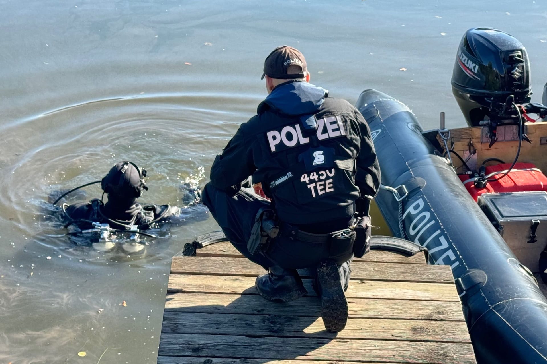 Ein Taucher im Happurger Baggersee: Das trübe Wasser erschwert den Einsatz.