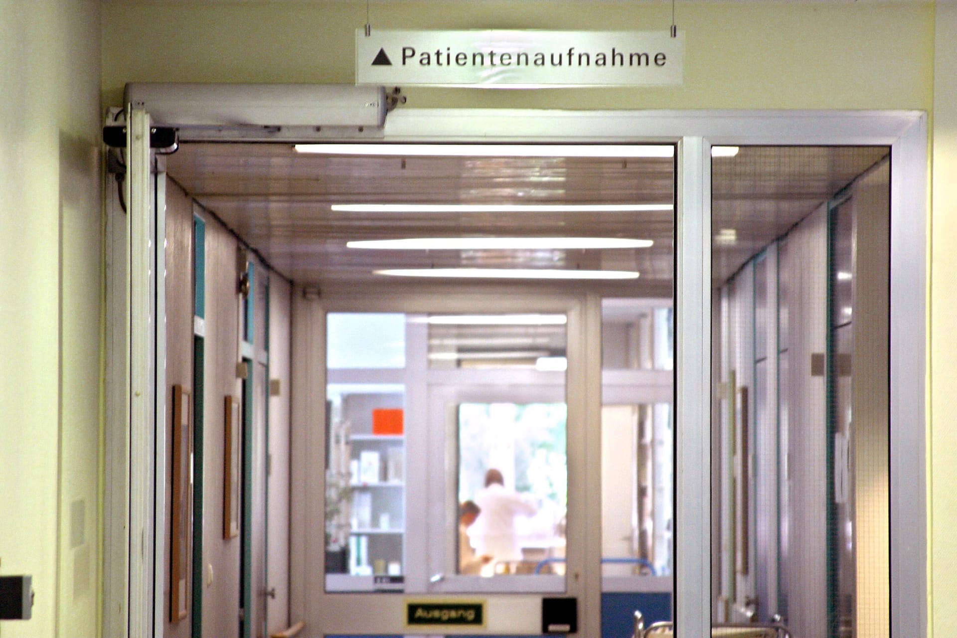 Patientenaufnahme in einer psychiatrischen Klinik (Symbolbild): In zwei Psychiatrien in der Region Hannover kam es zu gewalttätigen Übergriffen.