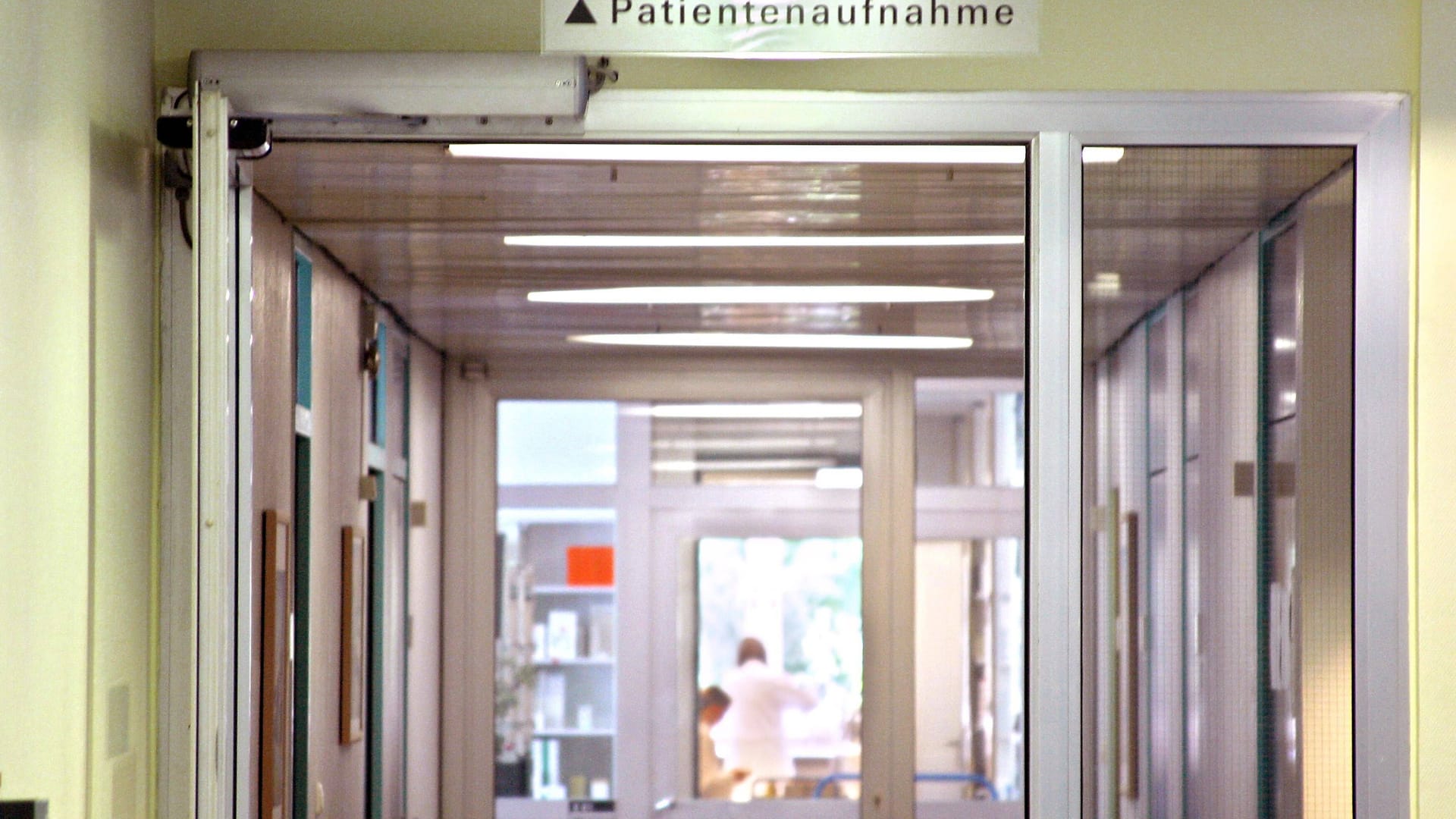 Patientenaufnahme in einer psychiatrischen Klinik (Symbolbild): In zwei Psychiatrien in der Region Hannover kam es zu gewalttätigen Übergriffen.