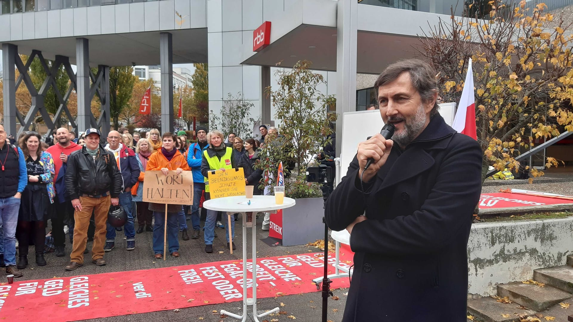 RBB-Journalist Christian Titze spricht vor seinen Kollegen: Der Streik sei der einzige Weg, von der Chefetage des RBB noch ernst genommen zu werden, sagt er.