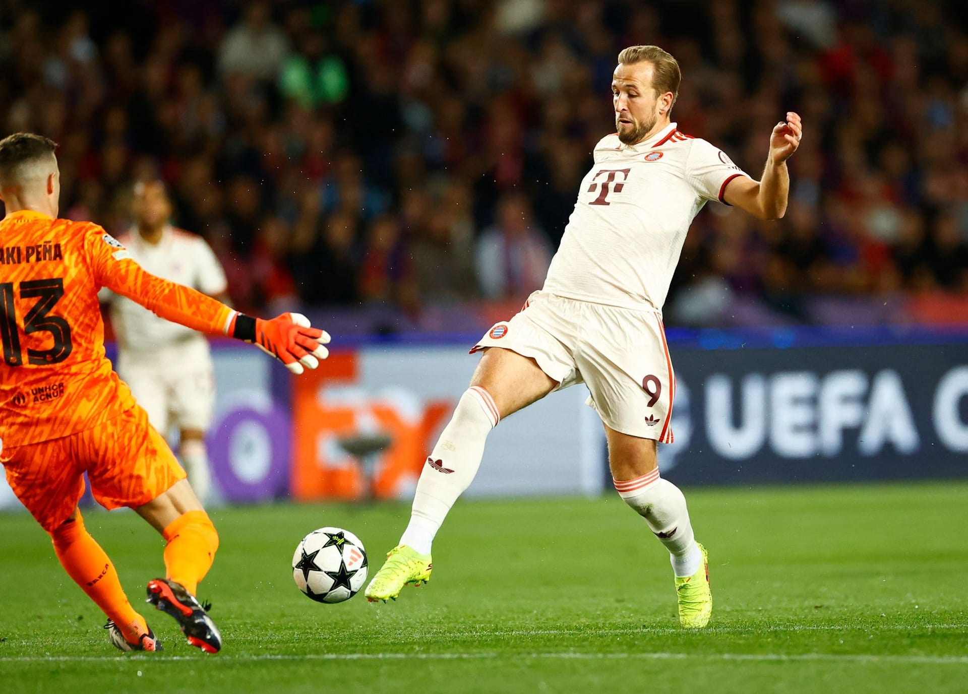 Harry Kane: Lief alleine auf den Torhüter zu, legte sich den Ball aber etwas zu weit vor (8.). Stand bei seinem Kopfballtreffer kurz danach hauchdünn mit Knie und Fußspitze im Abseits (10.). Seine Direktabnahme zum 1:1 zählte dann aber. Toller Ball auf Guerreiro im Sechzehner (35.). Eigentlich gut im Spiel. An ihm lag es nicht. Note 3