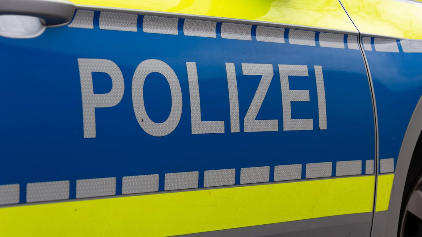 Melle, Deutschland 15. Maerz 2021: Ein Einsatzfahrzeug der Polizei Schriftzug. Landkreis Osnabrück Niedersachsen