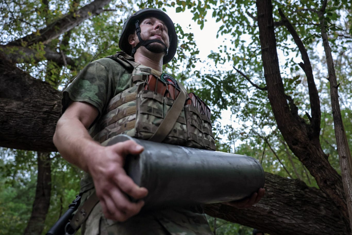 Russische Soldaten mit Granaten (Archivbild): Fast die Hälfte der Munition soll aus Nordkorea kommen.