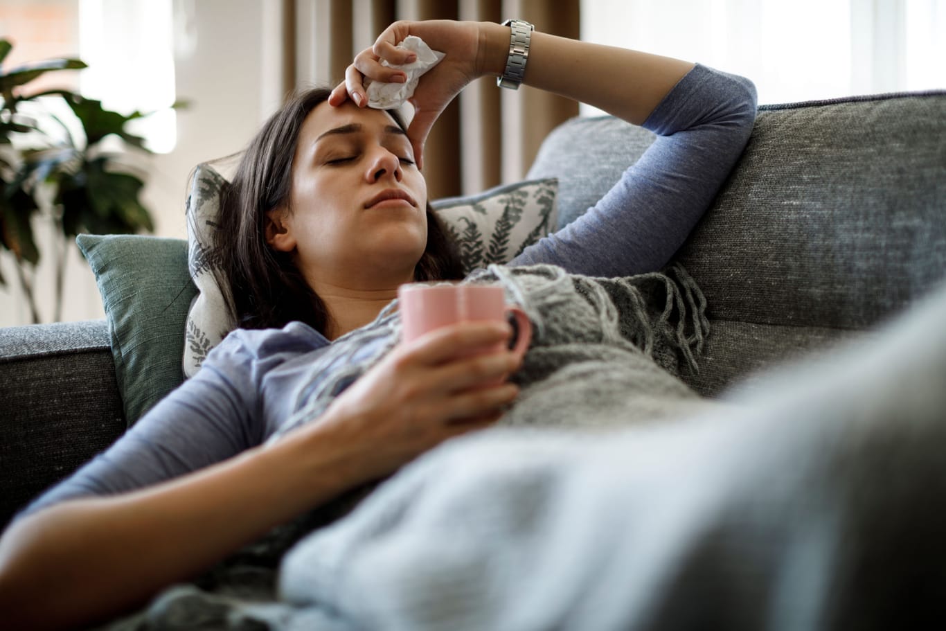 Krank im Bett: Derzeit grassieren in Deutschland die jahreszeitlichen Erkältungsviren.