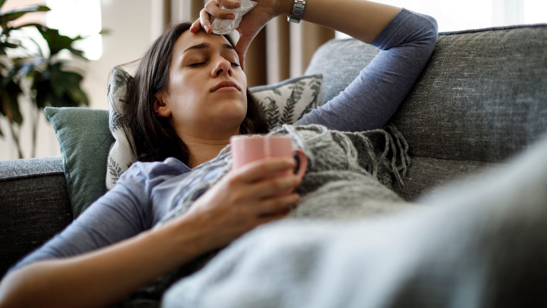 Krank im Bett: Derzeit grassieren in Deutschland die jahreszeitlichen Erkältungsviren.