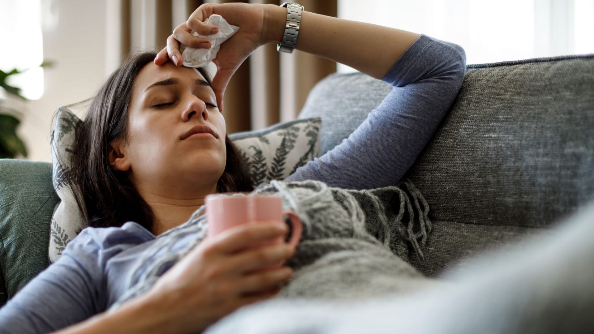 Krank im Bett: Derzeit grassieren in Deutschland die jahreszeitlichen Erkältungsviren.