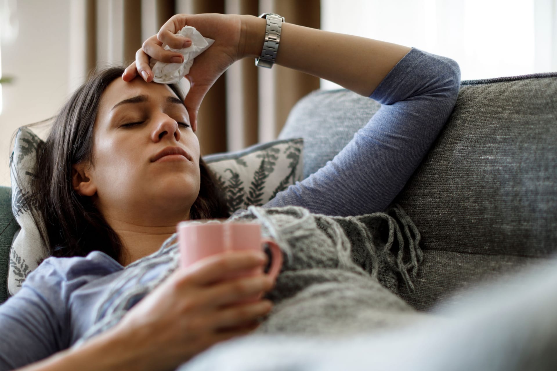 Krank im Bett: Derzeit grassieren in Deutschland die jahreszeitlichen Erkältungsviren.