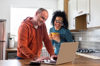 Paar checkt seine gemeinsamen Konten auf dem Laptop