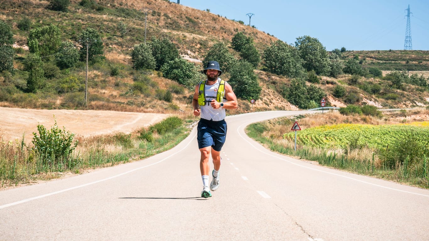 Arda Saatçi in Spanien: Während des Ultramarathons brach sein Schienbein, weswegen er kurzzeitig zurück nach Berlin zur Reha musste.