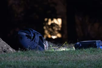 Eine Sprengstoffexperte legt das TATP zur Sprengung in ein Loch: Der Stoff hätte jederzeit explodieren können, sagte Winkelsdorf.