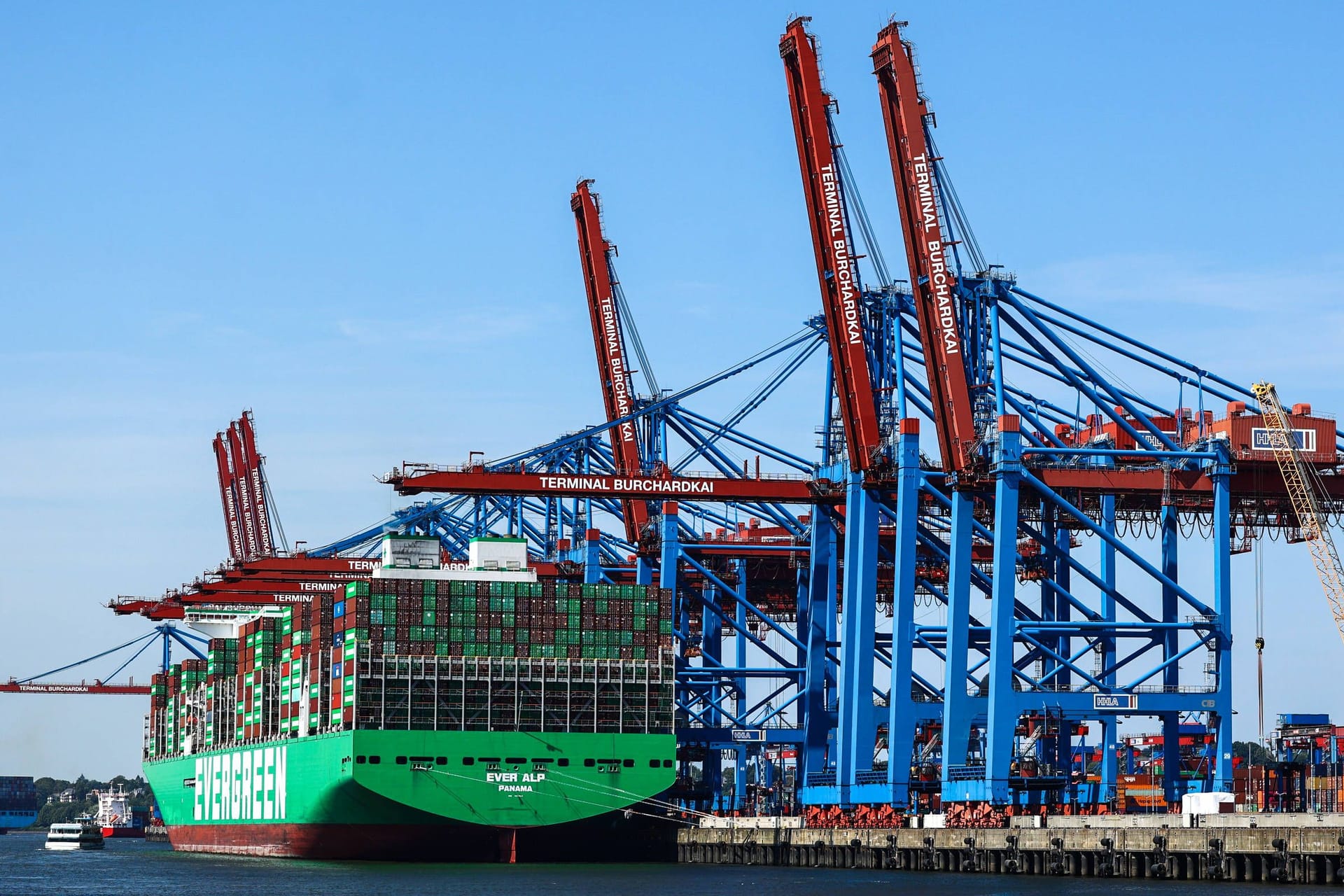 Ein Containerschiff am Burchardkai (Archivbild): Der Hamburger Hafen steht vor einem überraschend positiven Geschäftsjahr.