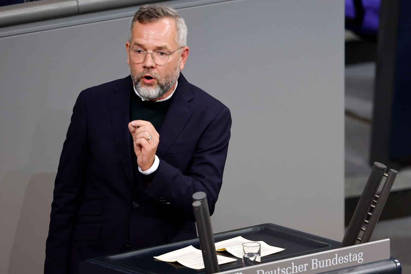 Michael Roth im Bundestag: Der SPD-Politiker kritisiert die Radikalisierung der Sprache in Debatten