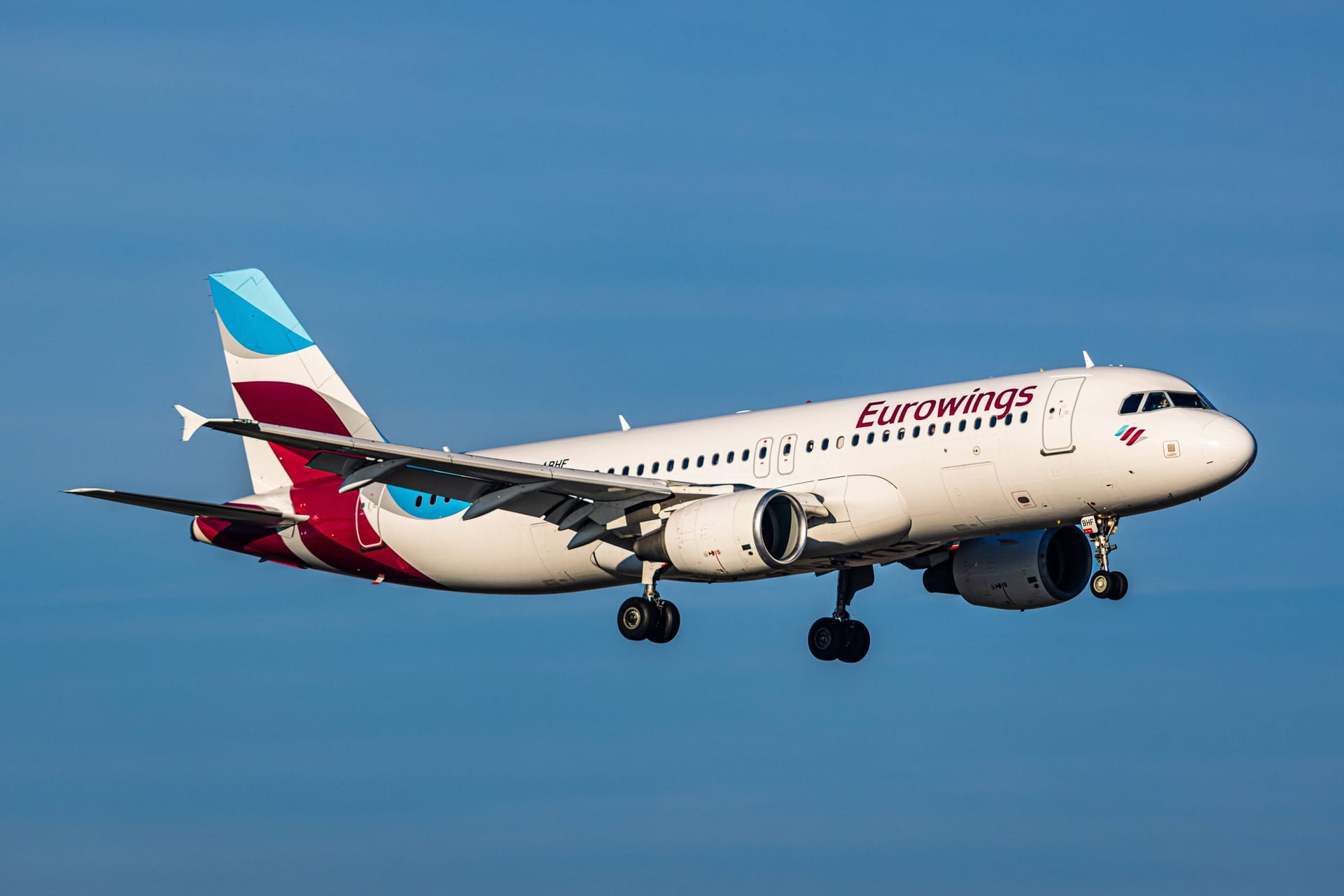 Eine Eurowings-Maschine: Statt ab Hamburg will das Unternehmen künftig von anderen Flughäfen aus fliegen.