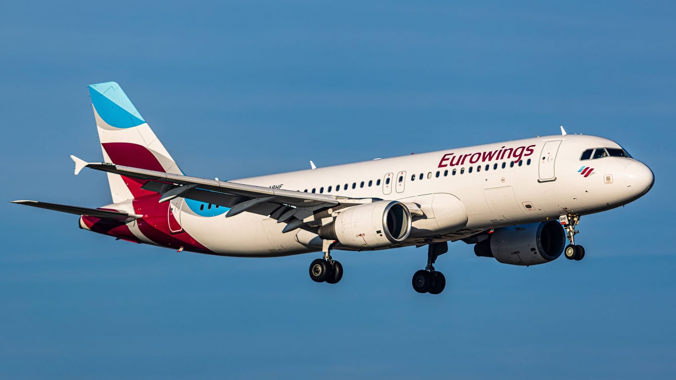 Eine Eurowings-Maschine: Statt ab Hamburg will das Unternehmen künftig von anderen Flughäfen aus fliegen.