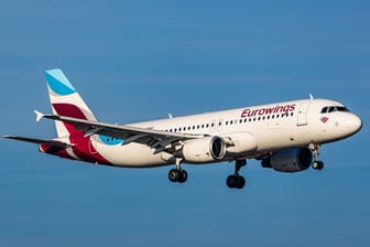 Eine Eurowings-Maschine: Statt ab Hamburg will das Unternehmen künftig von anderen Flughäfen aus fliegen.