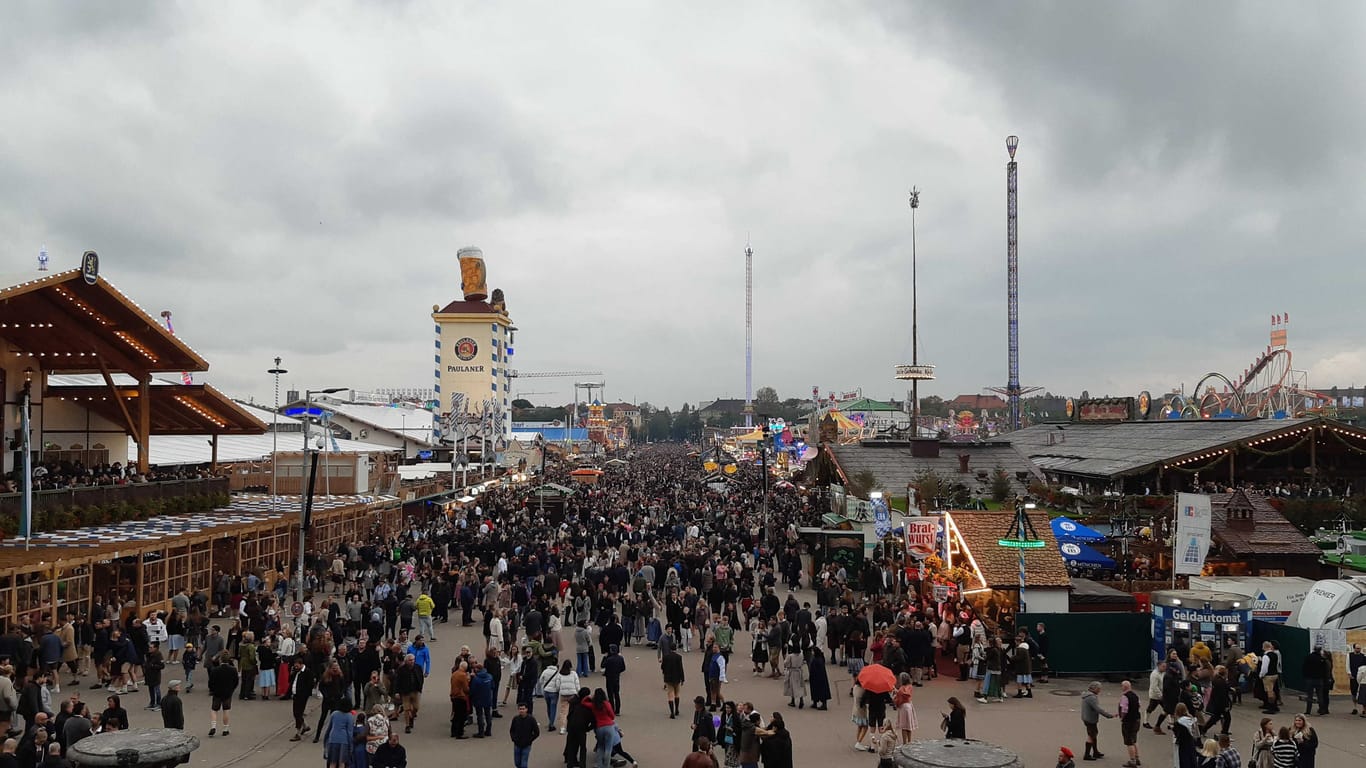 Am Feiertag ist auf der Theresienwiese viel los.