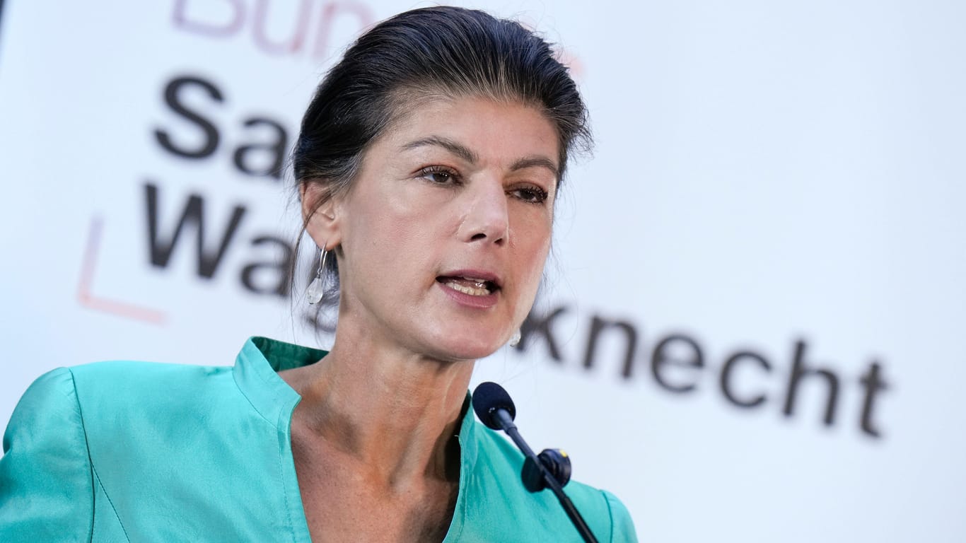 Sahra Wagenknecht bei einer Pressekonferenz: Der SPD-Außenpolitiker Michael Roth warnt vor ihr.