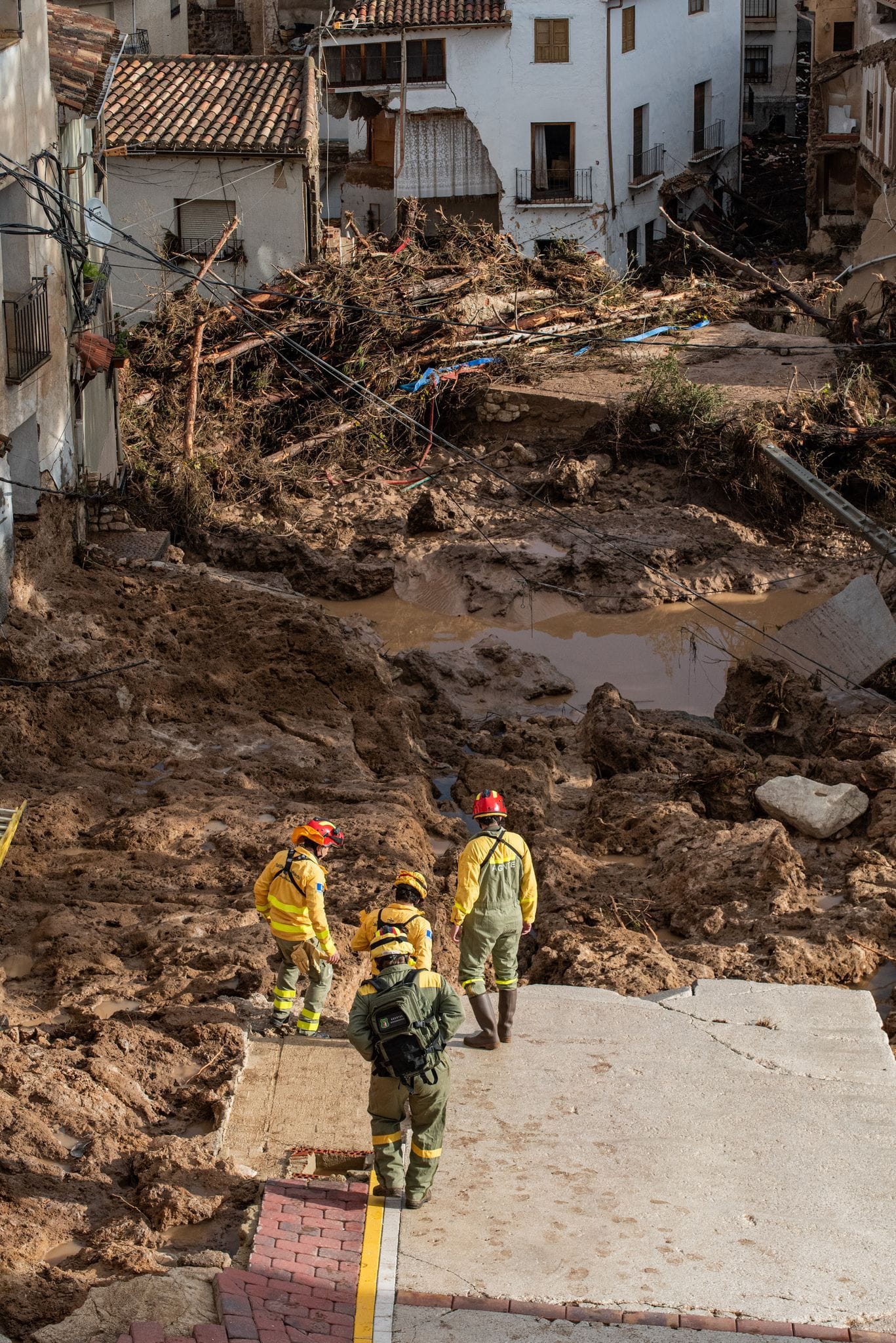 Feuerwehrleute arbeiten in einem betroffenen Gebiet. Insgesamt 133 Einsatzkräfte verschiedener Hilfsorganisationen sind in der Stadt Letur in Albacete im Einsatz.