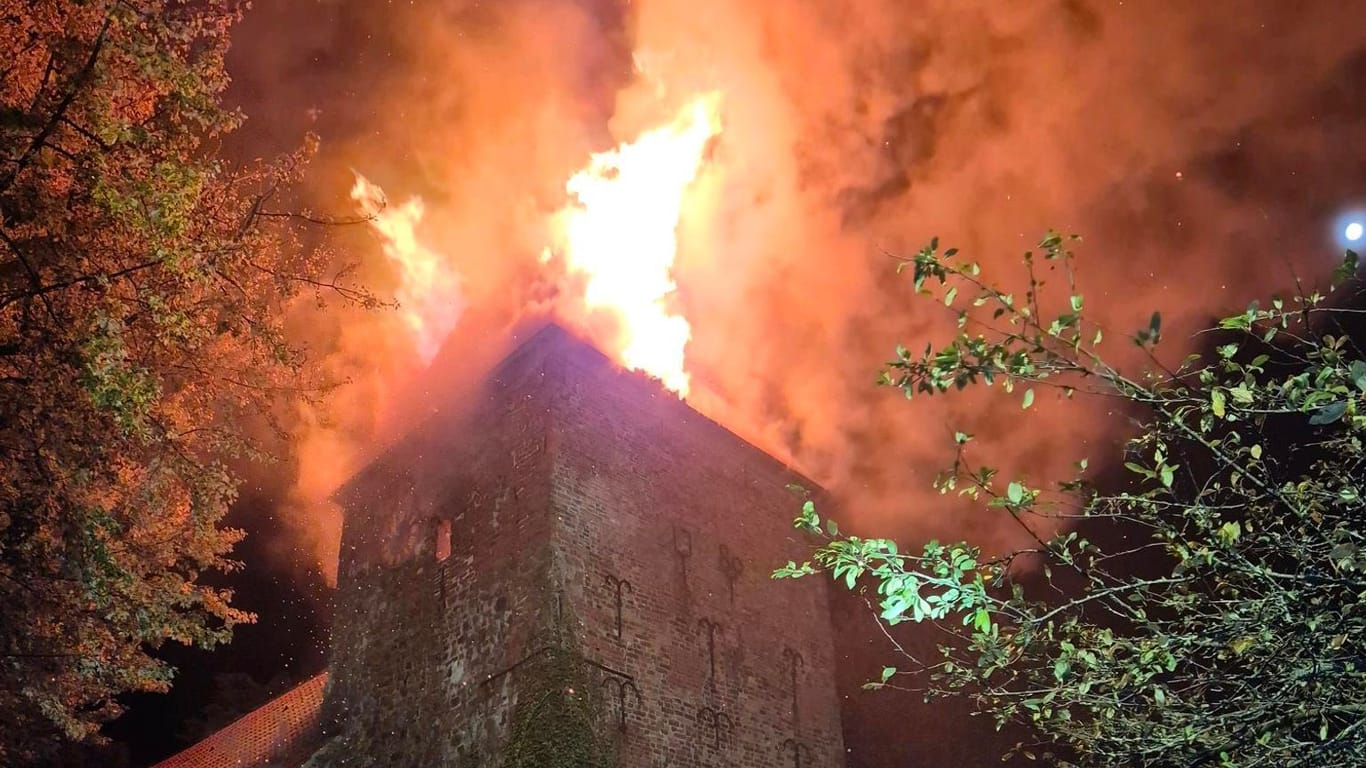 Der brennende Kirchturm in Bremerhaven: Die Feuerwehr konnte einen größeren Schaden verhindern.