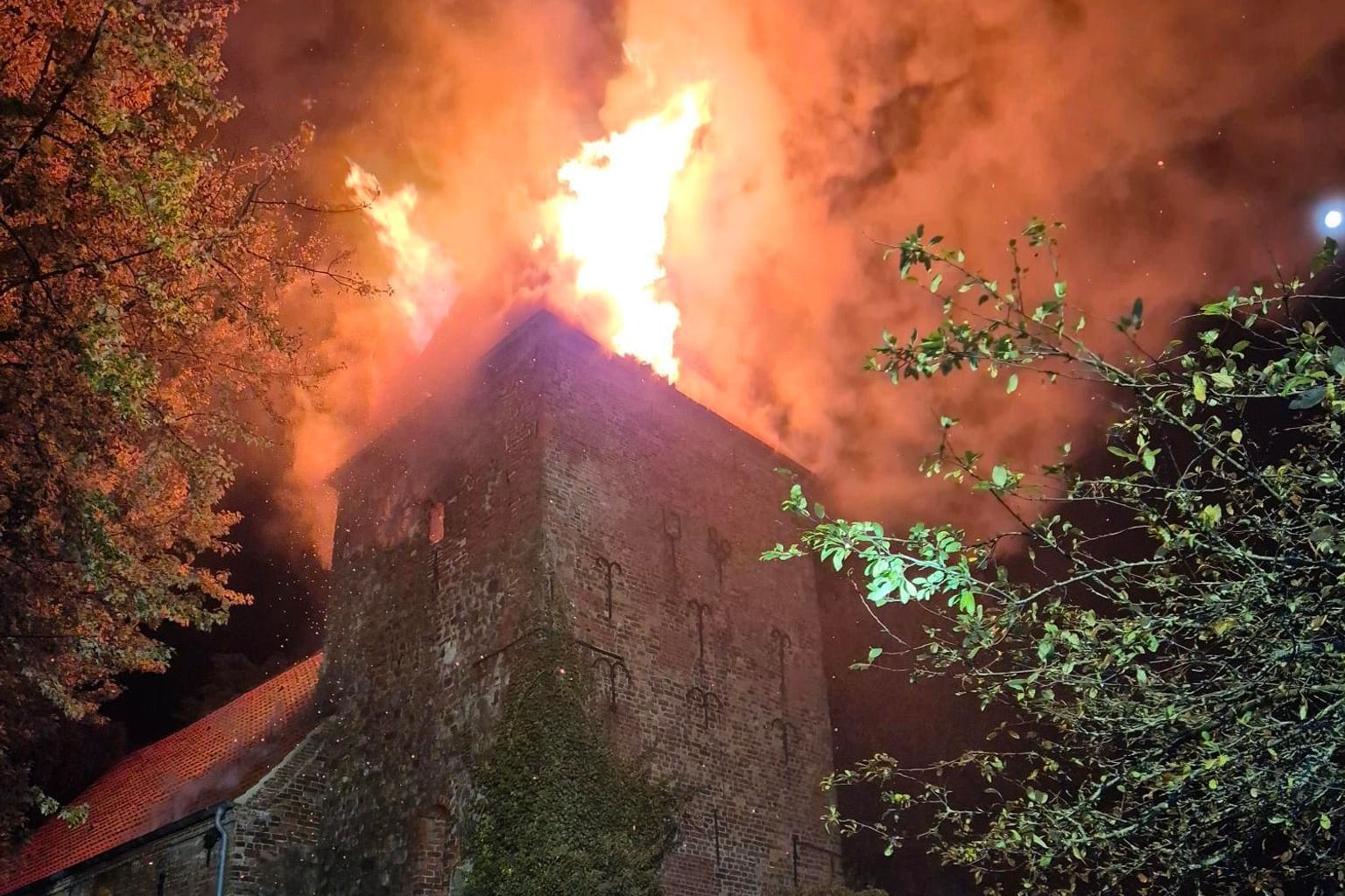 Der brennende Kirchturm in Bremerhaven: Die Feuerwehr konnte einen größeren Schaden verhindern.