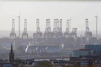 Klärwerk Köhlbrandhöft im Hafen