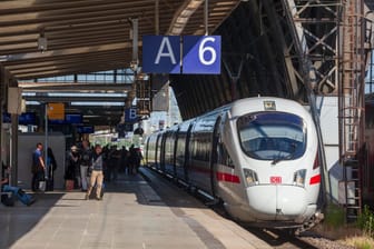 ICE am Bahnsteig im Bremer Hauptbahnhof (Symbolbild): Ab Mitte Dezember gibt es eine zweite Direktverbindung nach Berlin.