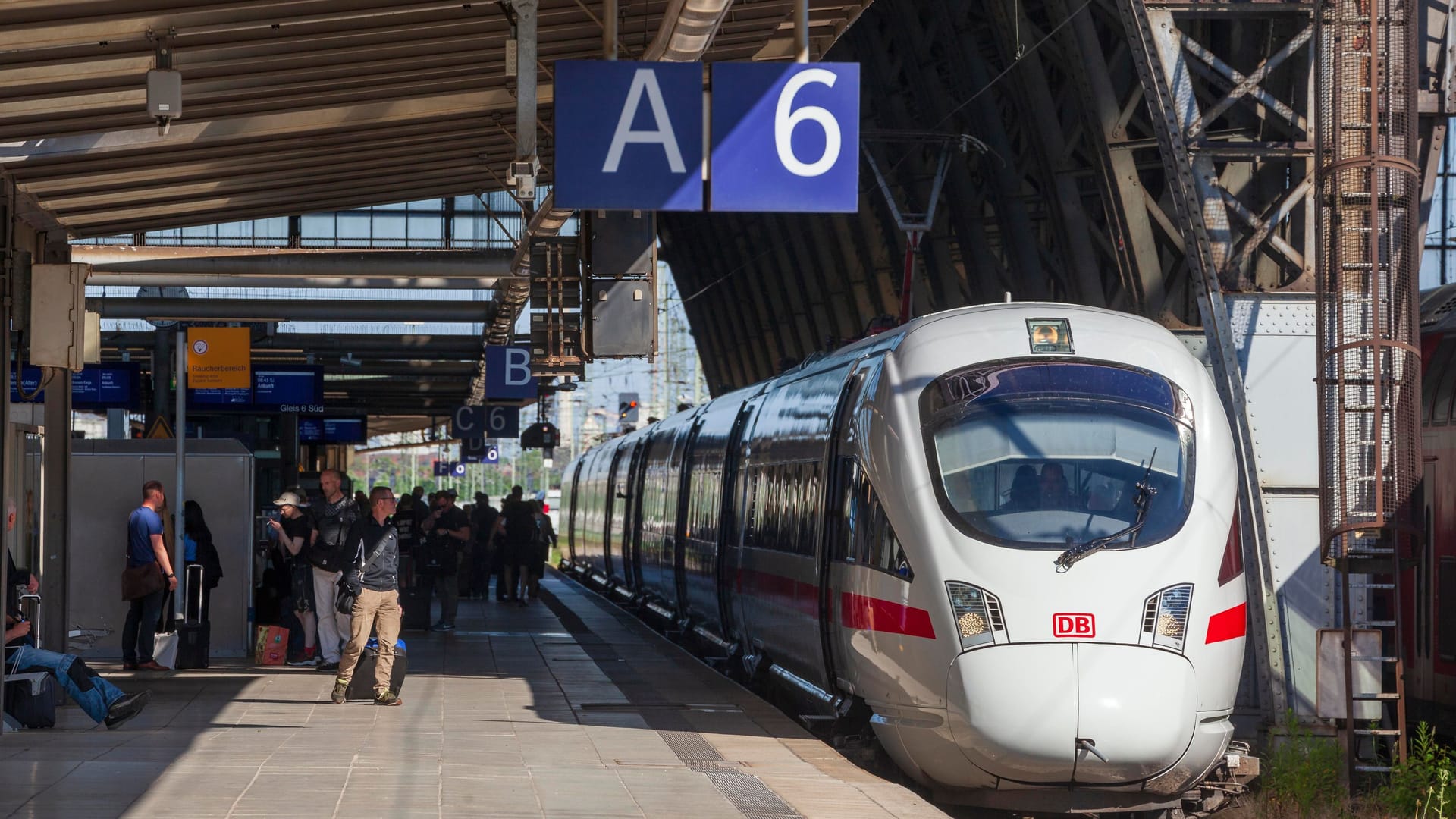 ICE am Bahnsteig im Bremer Hauptbahnhof (Symbolbild): Ab Mitte Dezember gibt es eine zweite Direktverbindung nach Berlin. ICE am Bahnsteig im Bremer Hauptbahnhof (Symbolbild): Ab Mitte Dezember gibt es eine zweite Direktverbindung nach Berlin.