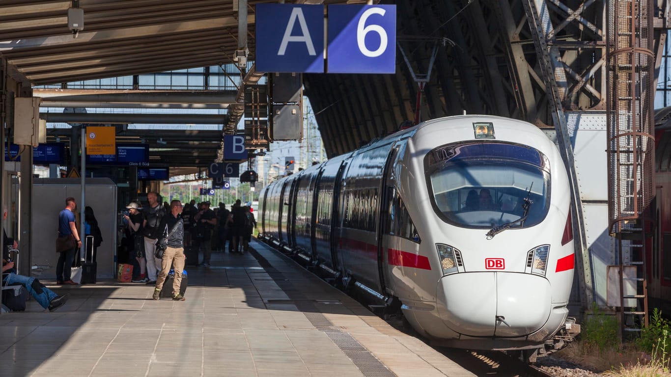 ICE am Bahnsteig im Bremer Hauptbahnhof (Symbolbild): Ab Mitte Dezember gibt es eine zweite Direktverbindung nach Berlin.