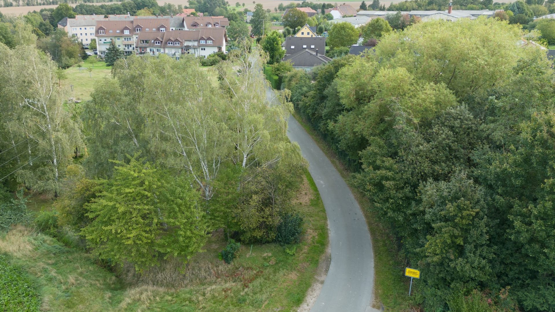 Der Kobitzscher Weg im Klipphausener Ortsteil Ullendorf (Aufnahme mit einer Drohne): Die Behörden gehen von einem Gewaltverbrechen aus.