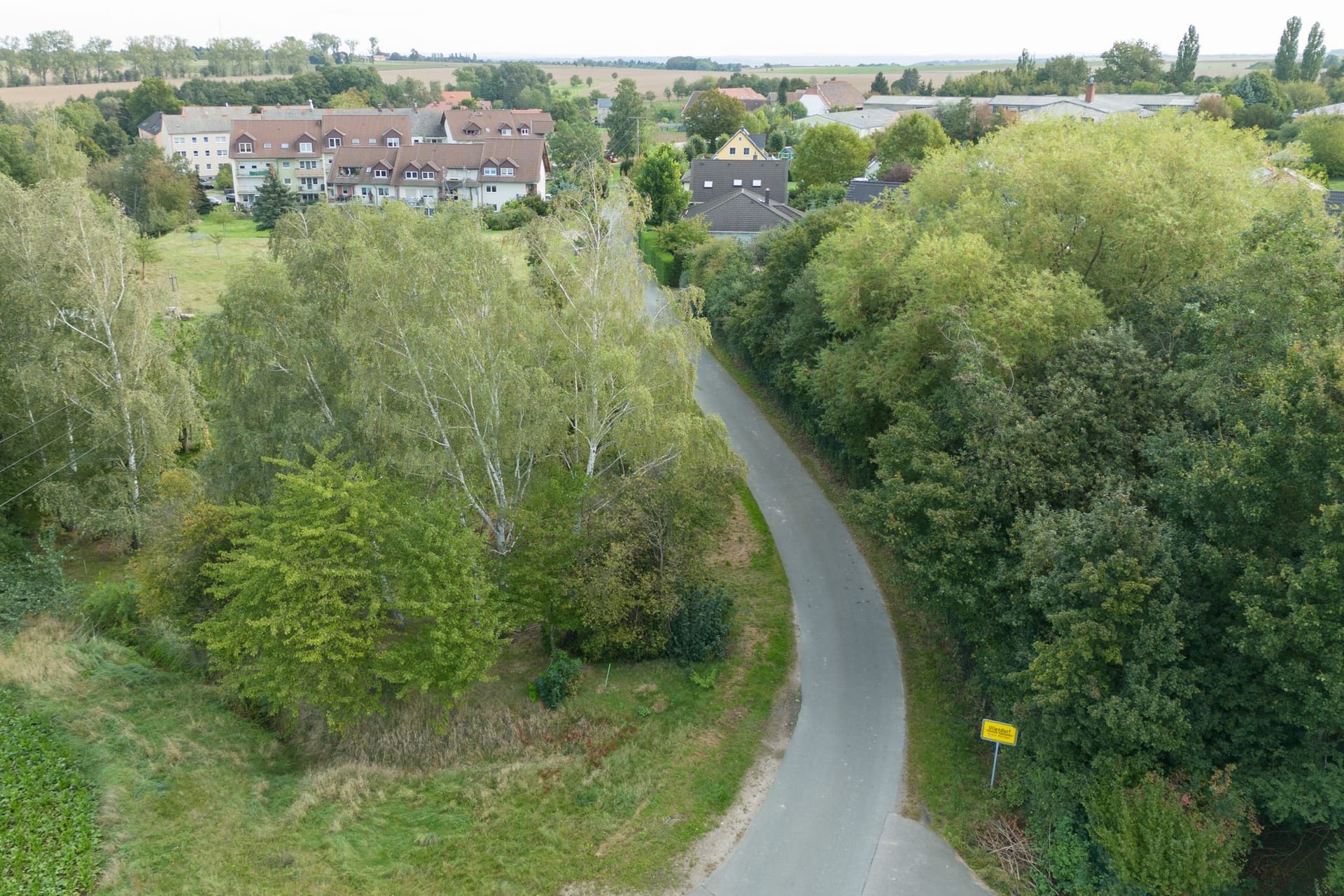 Der Kobitzscher Weg im Klipphausener Ortsteil Ullendorf (Aufnahme mit einer Drohne): Die Behörden gehen von einem Gewaltverbrechen aus.