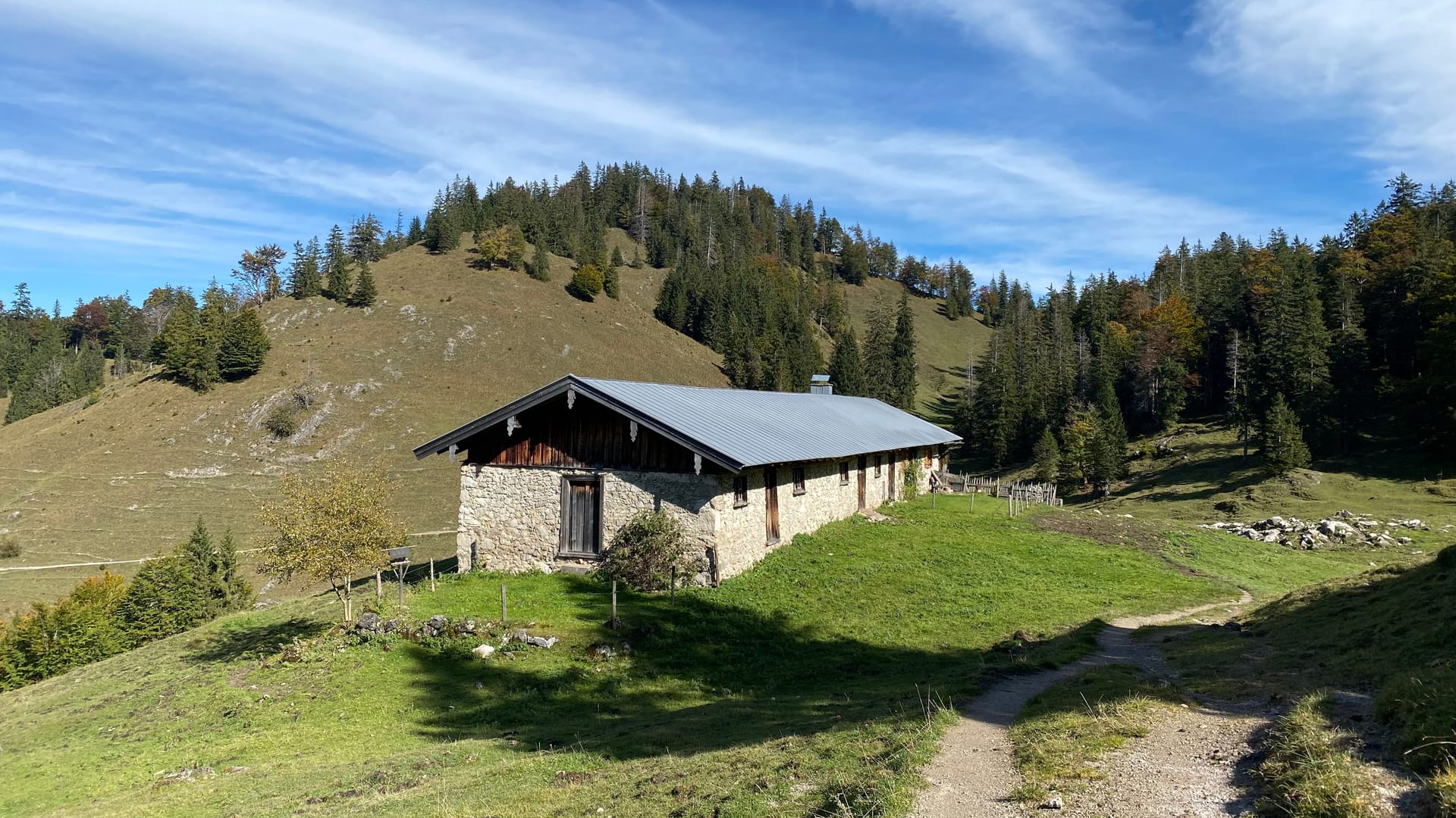 Auf rund der Hälfte der Strecke zurück ins Tal passieren Wanderer eine verlassene Hütte.