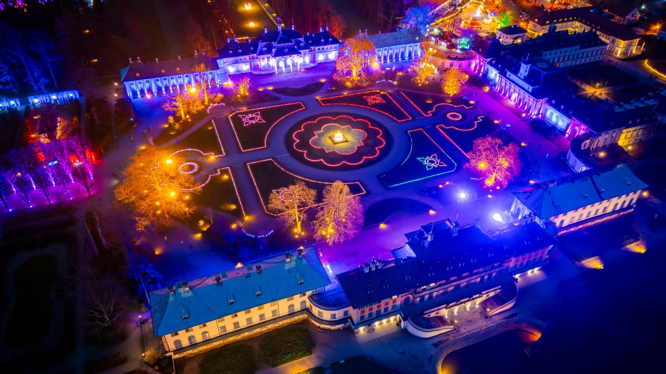 Ein Blick auf Schloss und Park Pillnitz während des Christmas Garden 2023: