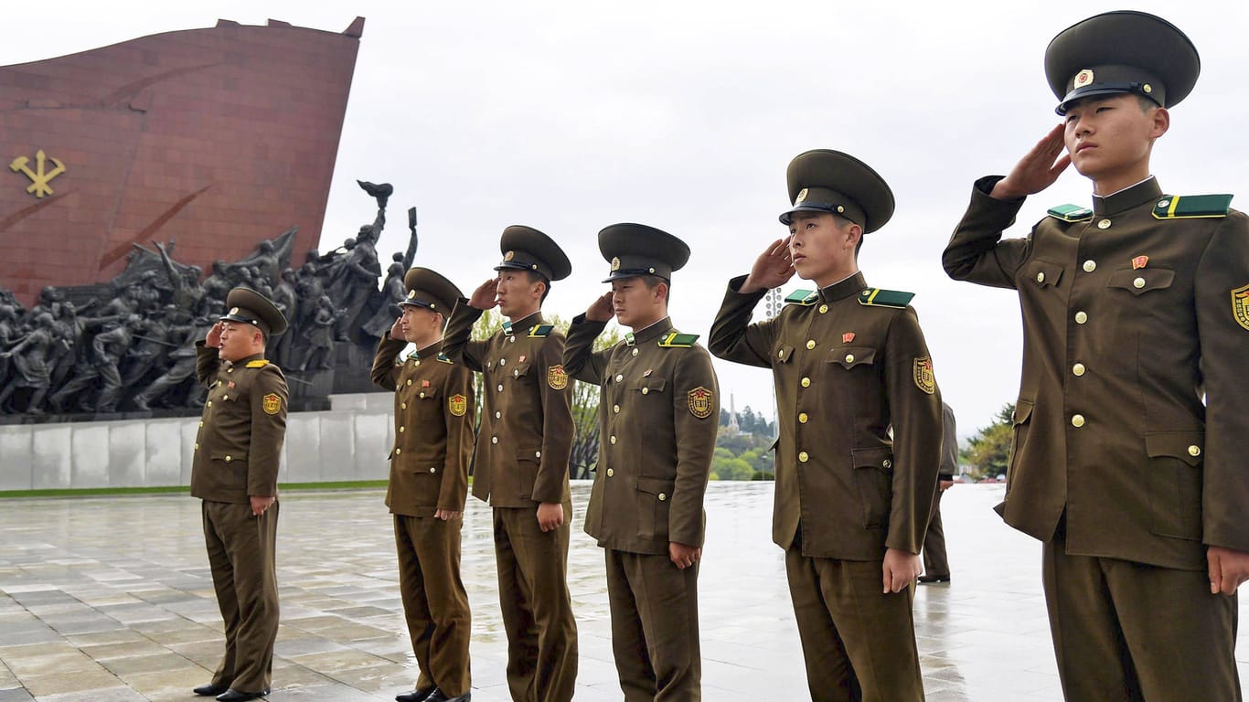 Nordkoreanische Soldaten salutieren (Symbolbild): Machthaber Kim Jong-un soll Russland mit einigen seiner Soldaten unterstützen.