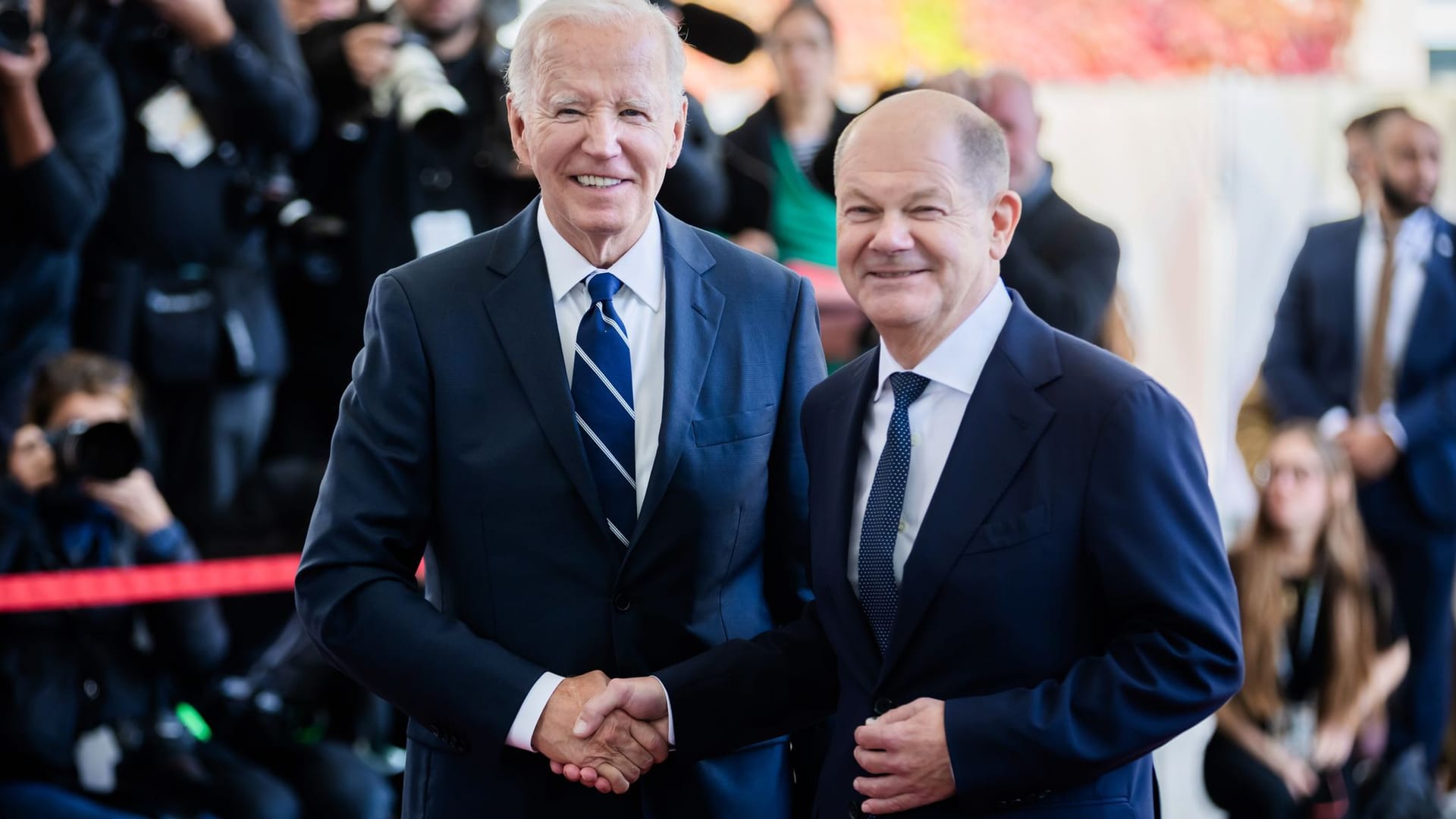US-Präsident Joe Biden und Bundeskanzler Olaf Scholz (SPD) eben sich vor dem Kanzleramt die Hand: Es ist der erste bilaterale Besuch Bidens in Deutschland in seiner knapp vierjährigen Amtszeit.