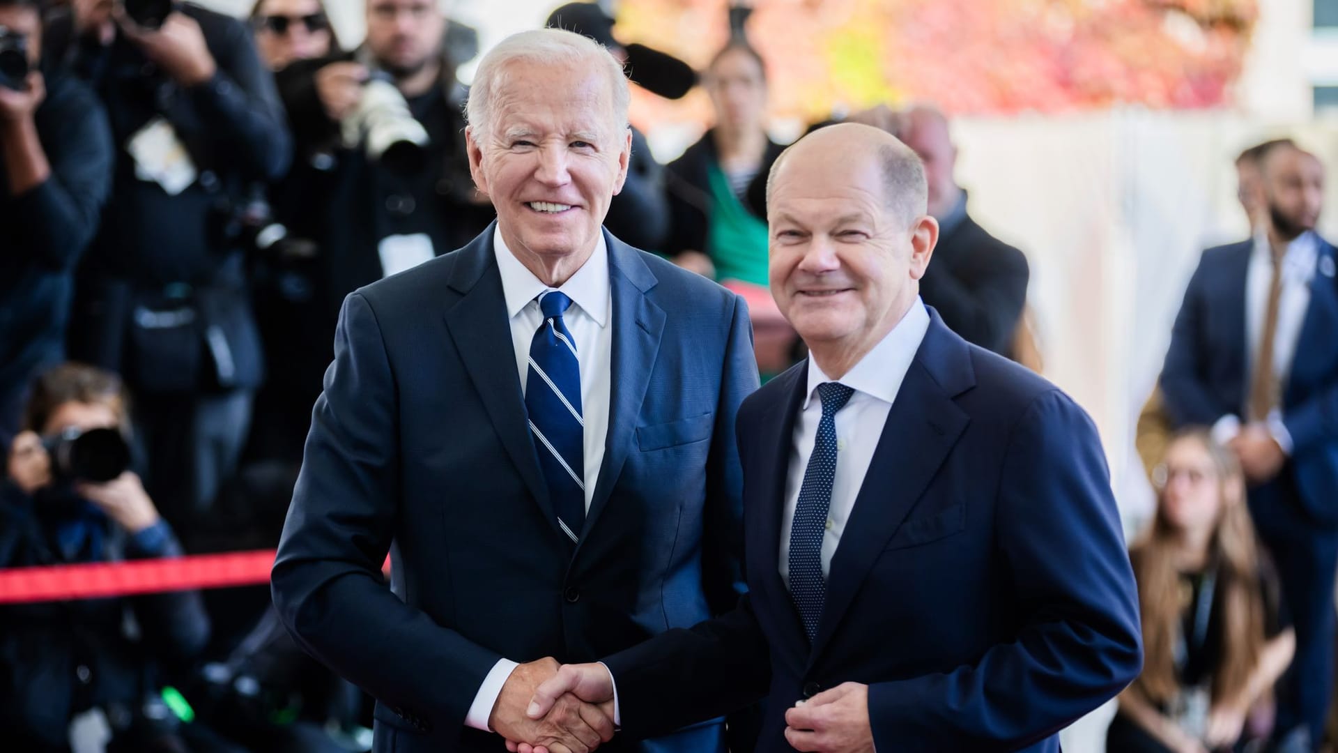 US-Präsident Joe Biden und Bundeskanzler Olaf Scholz (SPD) eben sich vor dem Kanzleramt die Hand: Es ist der erste bilaterale Besuch Bidens in Deutschland in seiner knapp vierjährigen Amtszeit.