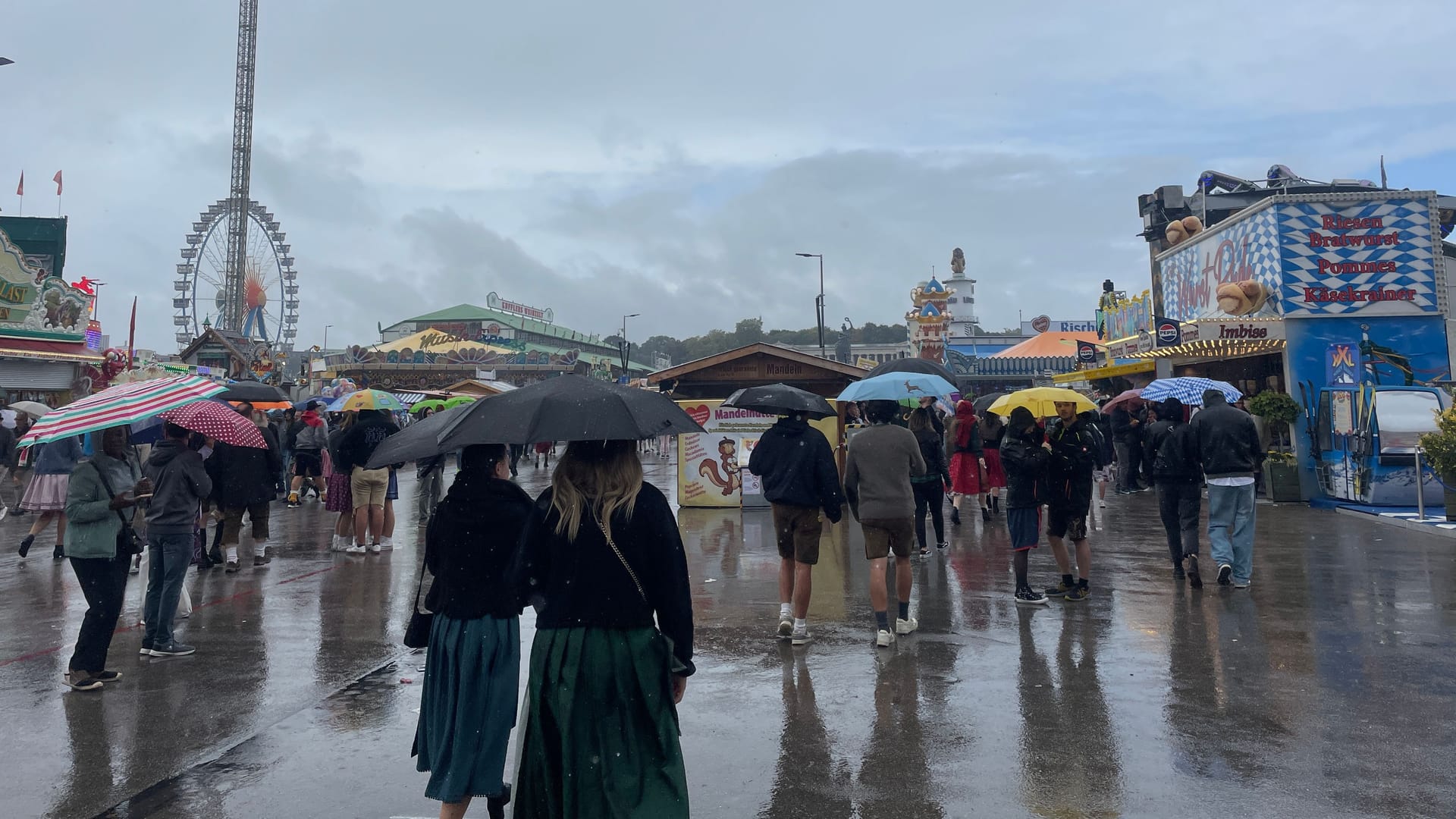 Das Wetter auf der Wiesn zeigte sich bislang durchwachsen. Ähnlich ist auch die Stimmung unter den Buden-Betreibern.