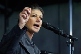 Sahra Wagenknecht, Parteivorsitzende von BSW, spricht während einer Demonstration des Bündnisses "Nie wieder Krieg".