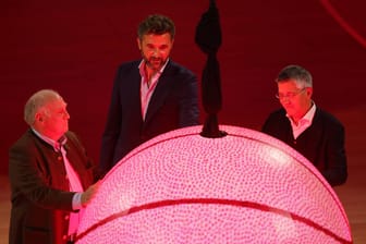 Uli Hoeneß, Marko Pesic und Herbert Hainer (v.l.) eröffnen den SAP Garden beim ersten Heimspiel der Basketballer des FC Bayern.