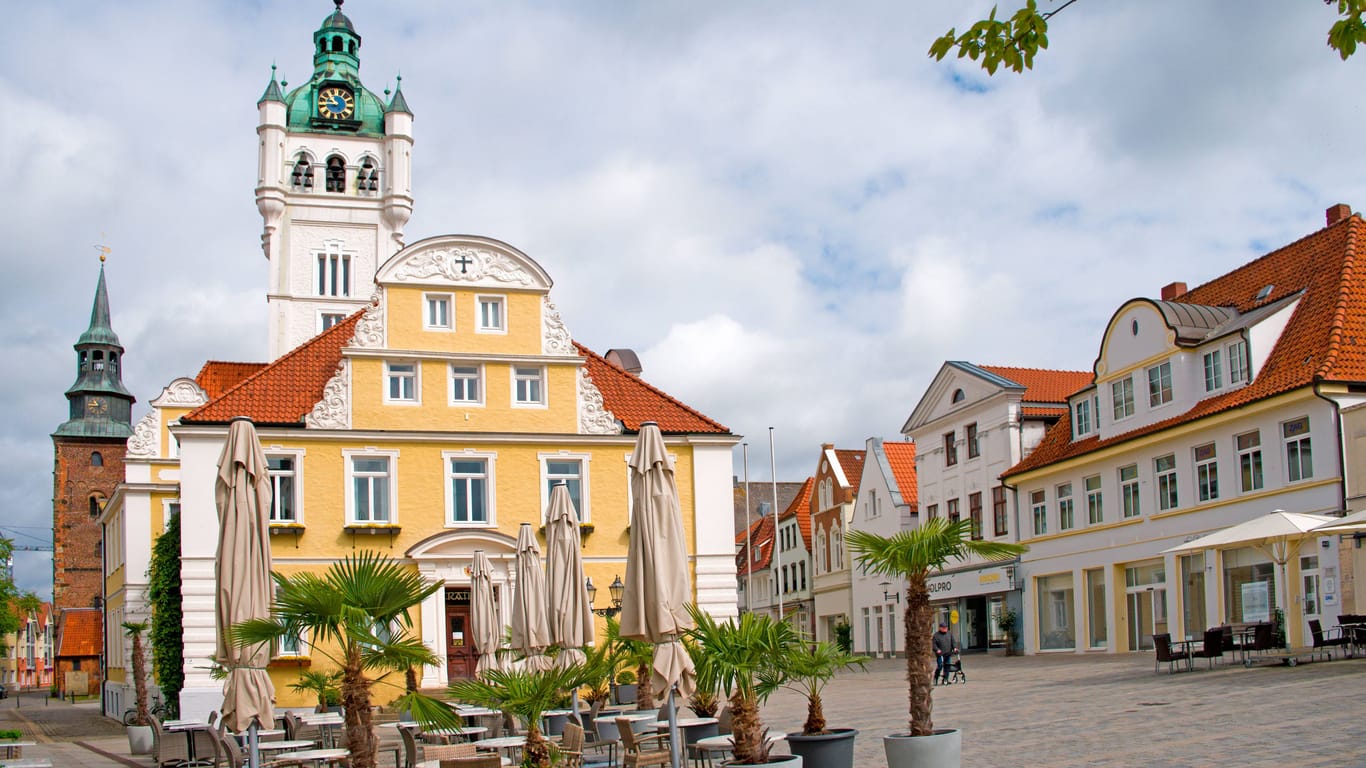 Die Fußgängerzone in Verdens Innenstadt mit dem Rathaus.