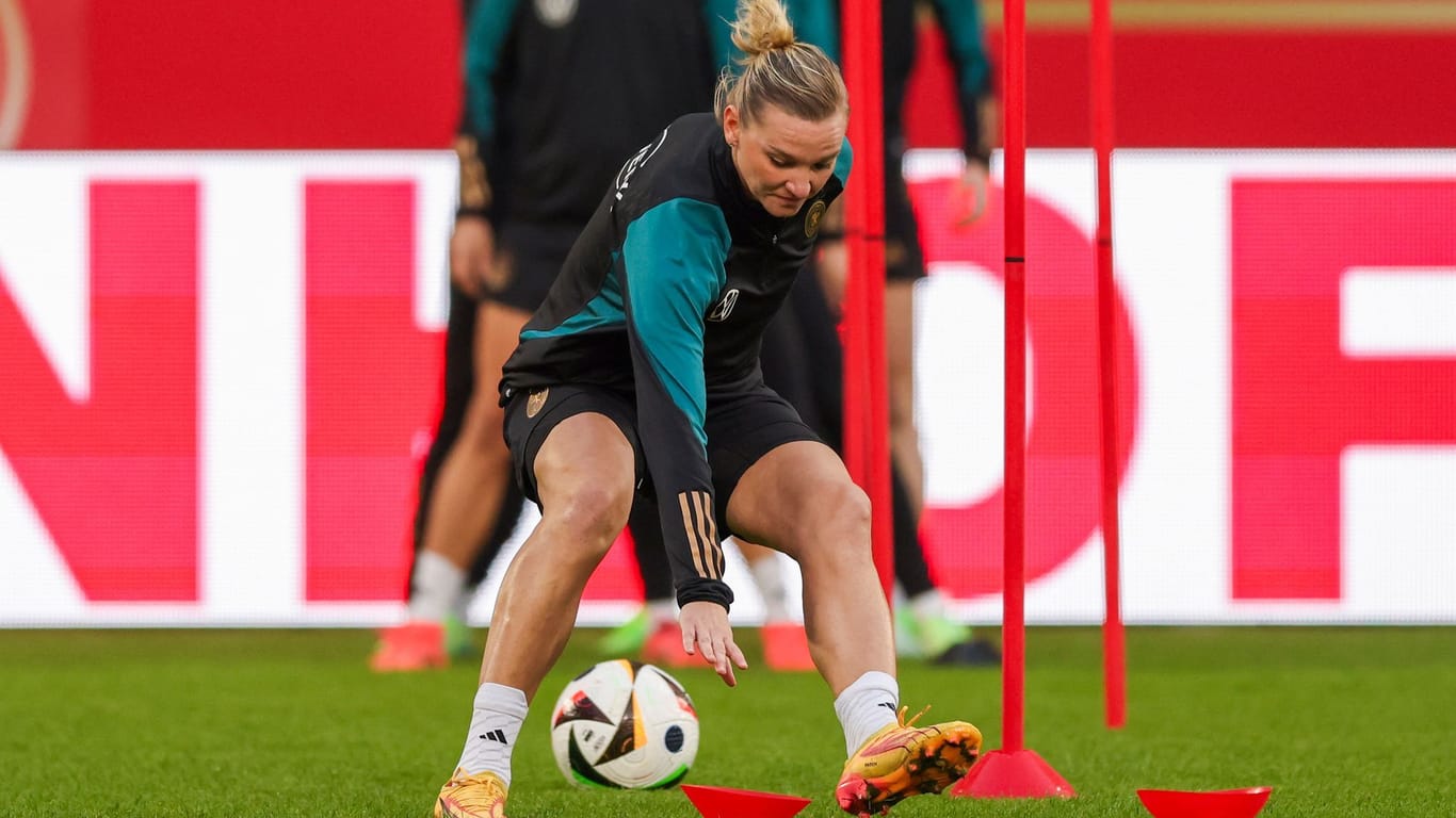 Fußball, Frauen: Training vor Länderspiel Deutschland - Austral