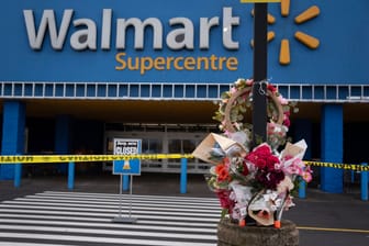 Blumen vor dem Walmart in Kanada: Eine Mitarbeiterin starb in einem Ofen.