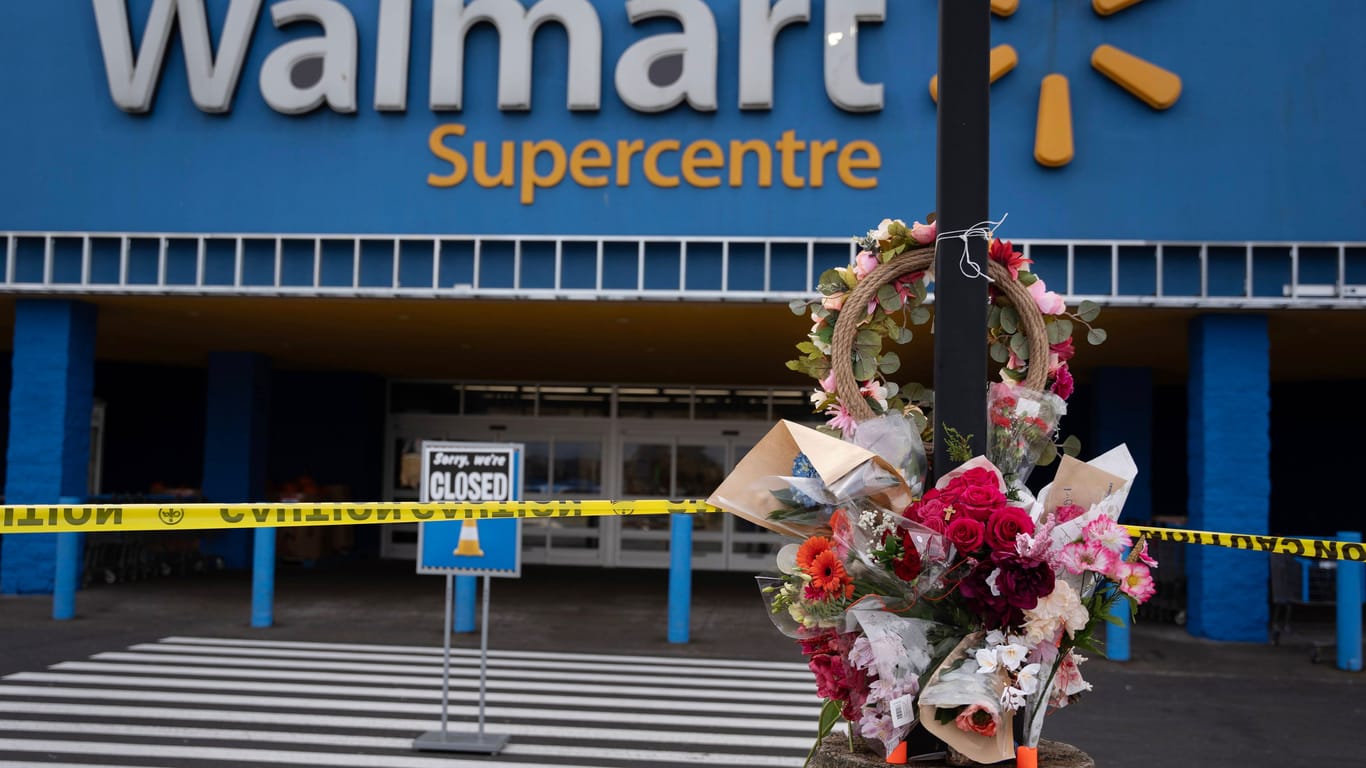 Blumen vor dem Walmart in Kanada: Eine Mitarbeiterin starb in einem Ofen.