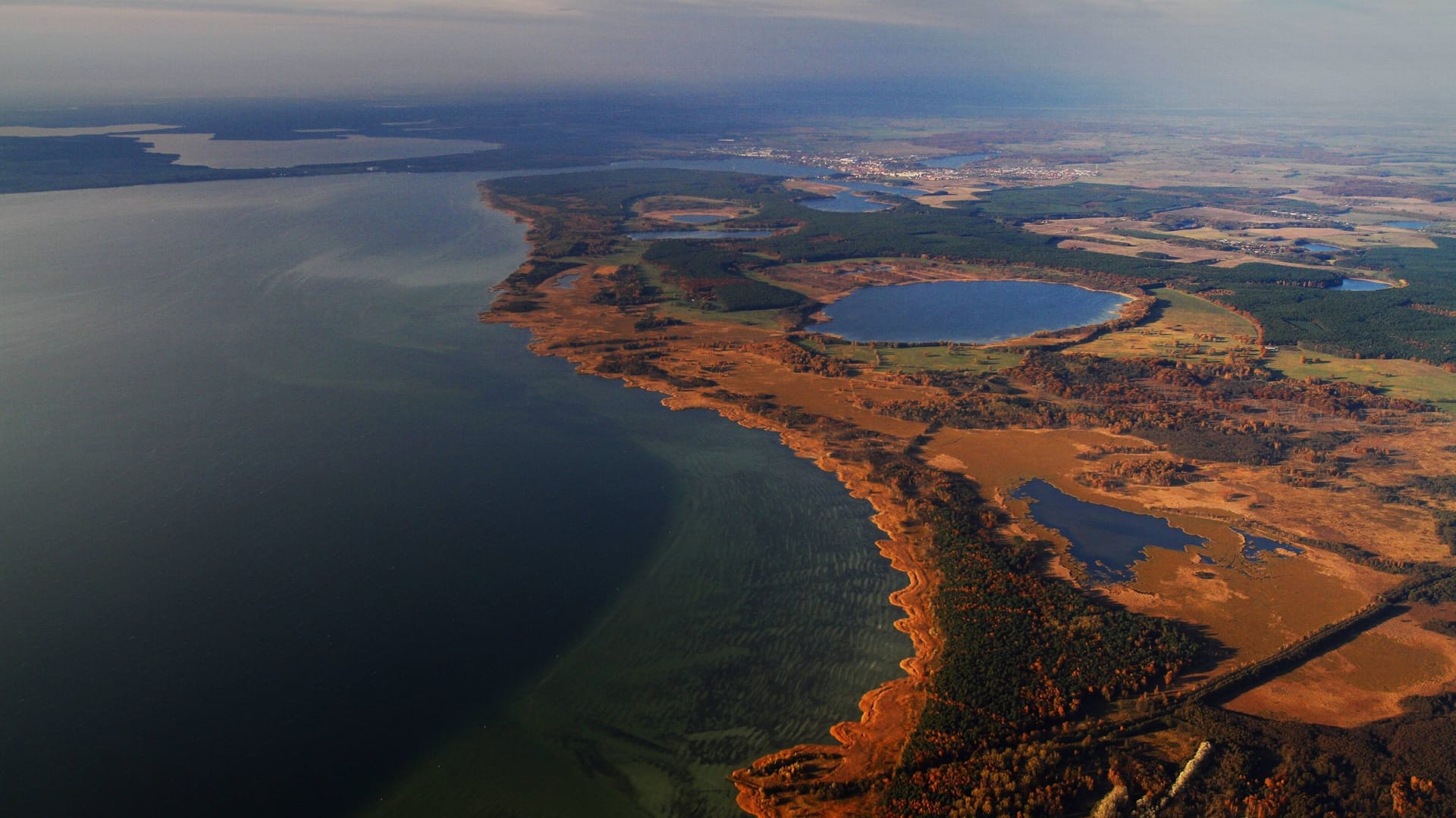 Das Ost-Ufer der Müritz bei Waren in Mecklenburg-Vorpommern.