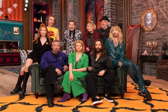 Die Teilnehmer des ersten Halloween-Specials von "Last One Laughing" (v.l.n.r): Palina Rojinski, Olaf Schubert, Sasha, Moderator Michael "Bully" Herbig, Annette Frier, Mirja Boes, Tom Kaulitz, Torsten Sträter und Bill Kaulitz.