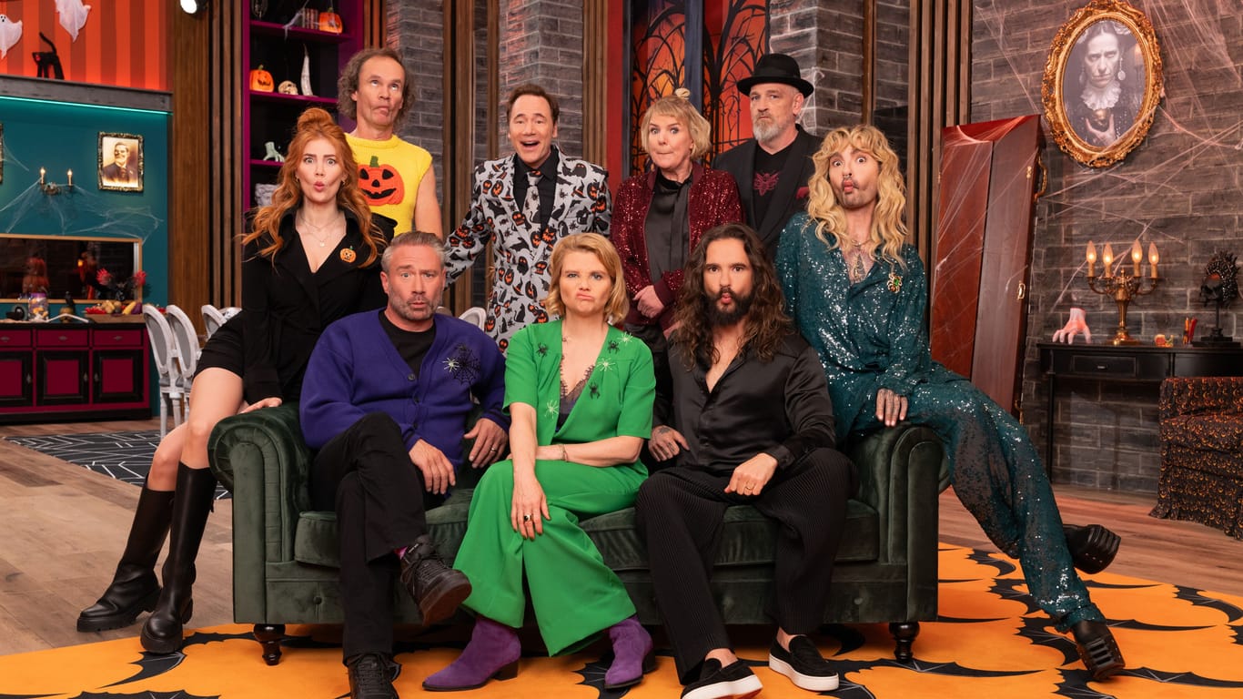 Die Teilnehmer des ersten Halloween-Specials von "Last One Laughing" (v.l.n.r): Palina Rojinski, Olaf Schubert, Sasha, Moderator Michael "Bully" Herbig, Annette Frier, Mirja Boes, Tom Kaulitz, Torsten Sträter und Bill Kaulitz.