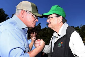 Steve Noakes (recht) und der frühere australische Premierminister Scott Morrison: Zahlreiche Politiker zeigten nach den Buschfeuern 2019 ihre Solidarität mit der Region.