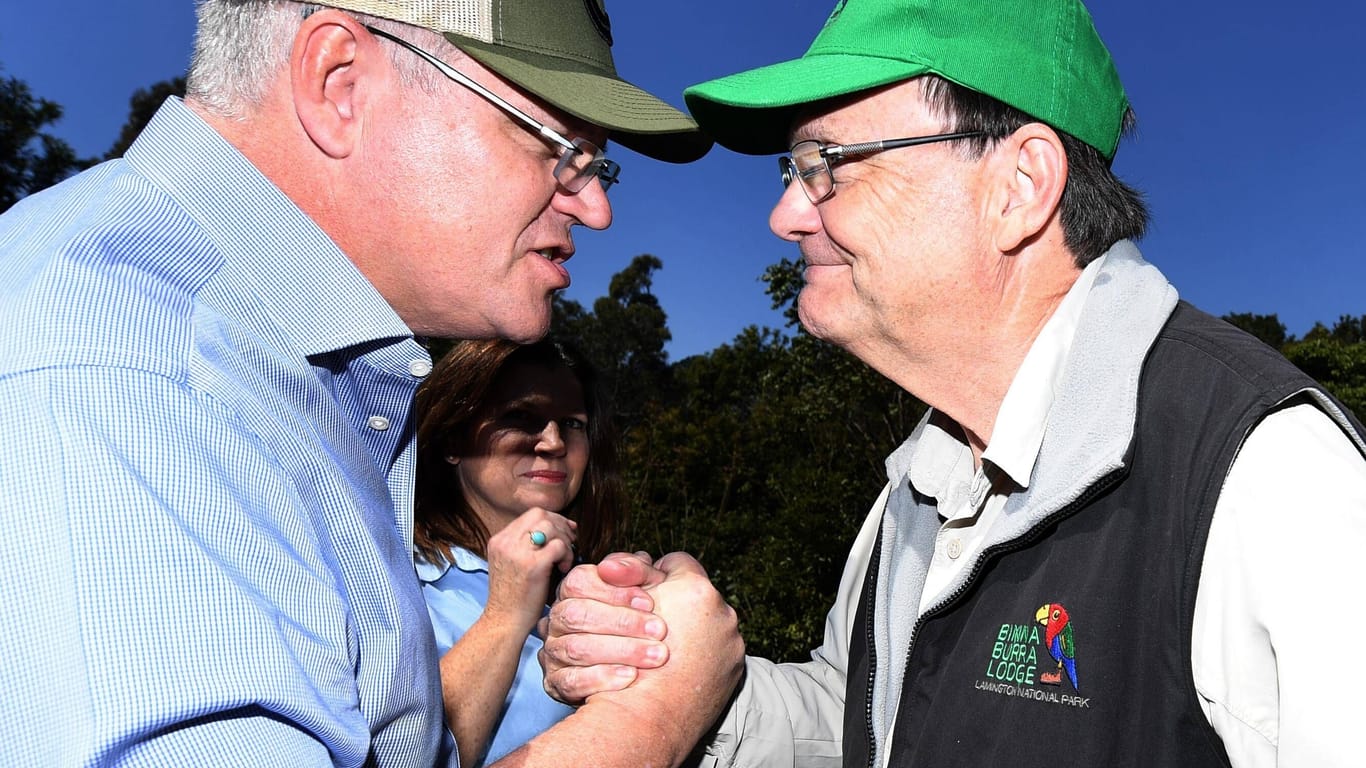 Steve Noakes (recht) und der frühere australische Premierminister Scott Morrison: Zahlreiche Politiker zeigten nach den Buschfeuern 2019 ihre Solidarität mit der Region.