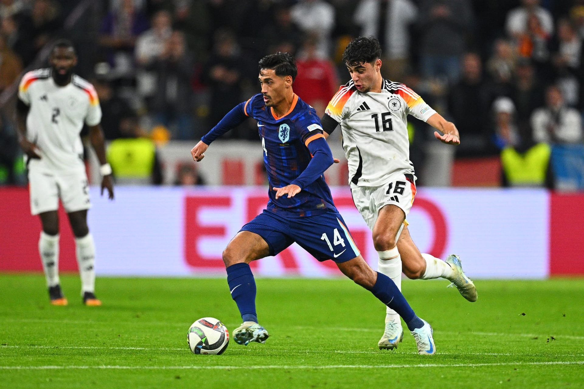 Aleksandar Pavlović (bis 77.): Der Bayern-Shootingstar stand in seinem Heimstadion zum ersten Mal in der DFB-Startelf. Das Wort Nervosität scheint er nicht zu kennen. Konnte Rüdigers schwachen Pass in letzter Linie nicht kontrollieren (10.). Leistete sich auch mal einen Fehlpass (44.). Rückte in Hälfte zwei vor auf Wirtz' Position. Insgesamt ein guter Auftritt. Note 3