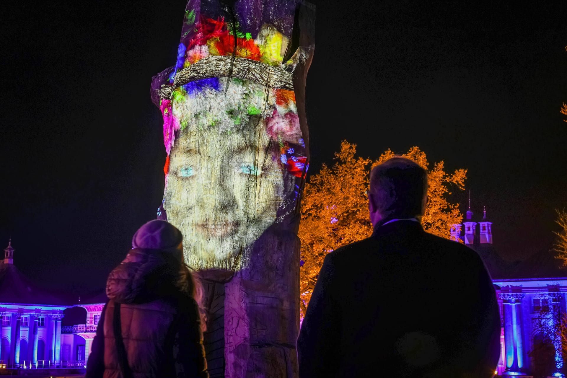 Besucher des Christmas Garden 2023 auf dem Lichterpfad des Schlosses Pillnitz: